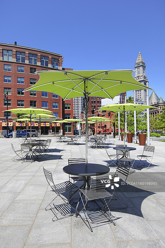 波士顿城市露台上的桌椅图片素材