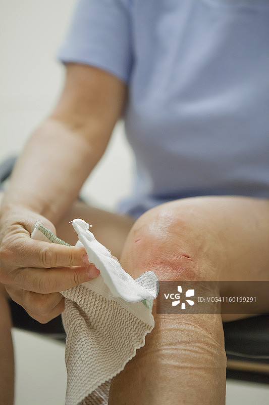 医学：绷带移除关节镜手术图片素材