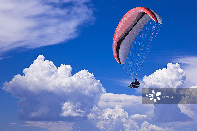 南加州托里松的壮丽云层与滑翔伞图片素材