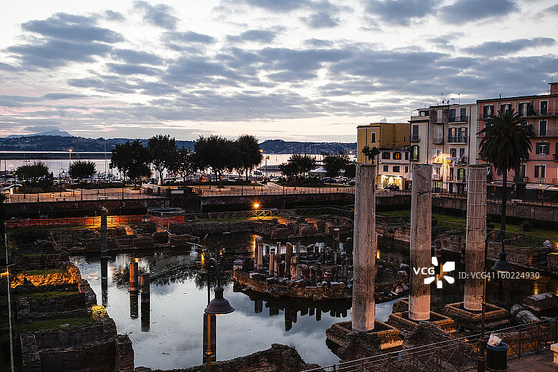 意大利那不勒斯湾波佐利的古罗马神庙图片素材