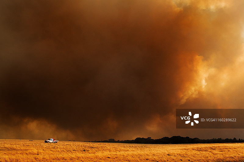 单辆消防车奋力扑灭野火图片素材