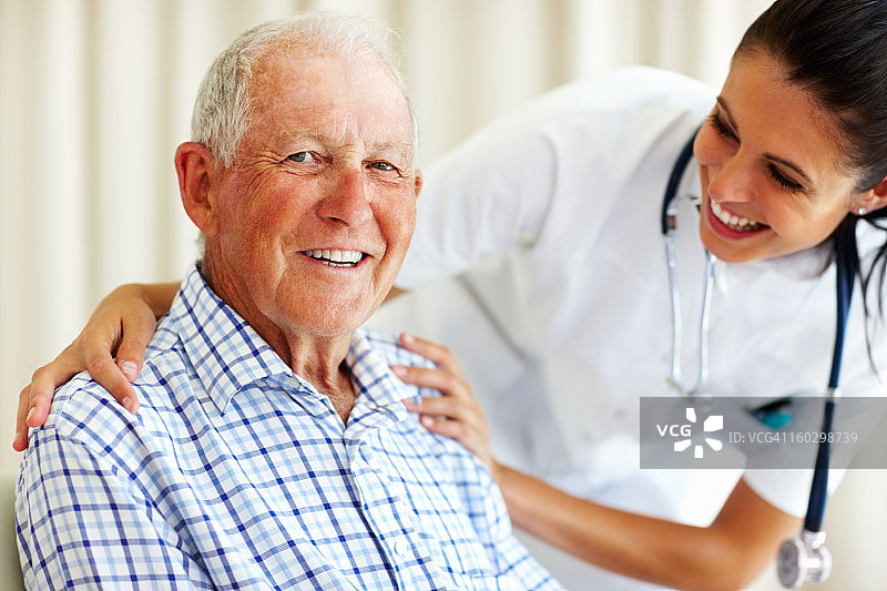 快乐的老年男人和医生图片素材
