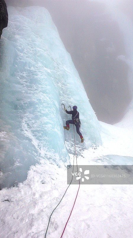 迷雾中的冰川攀登图片素材