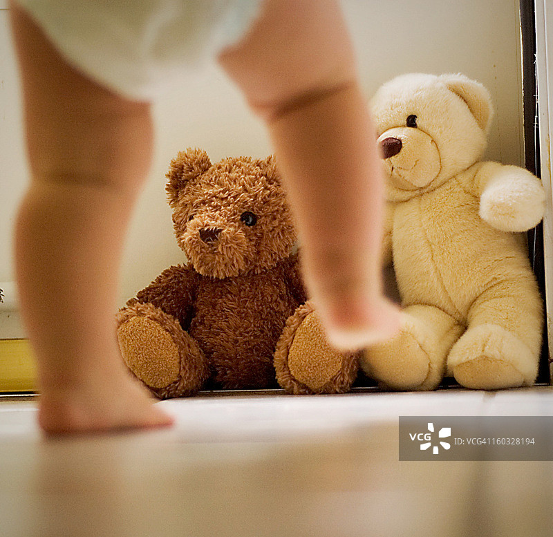 泰迪熊和婴儿小脚图片素材