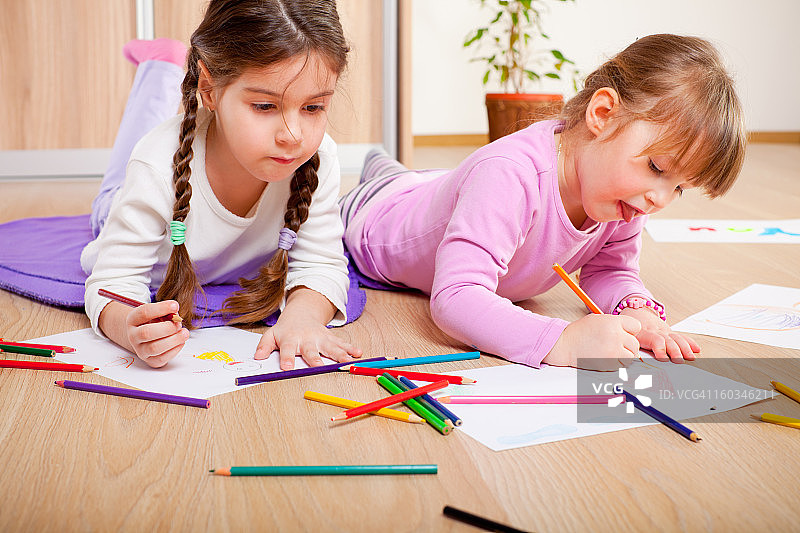 女孩们在画画图片素材