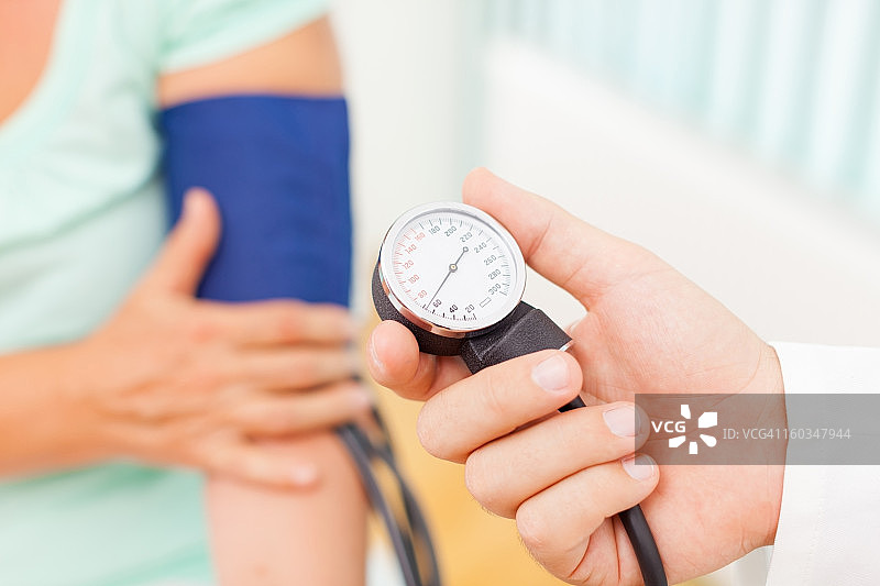 医生为病人测量血压图片素材