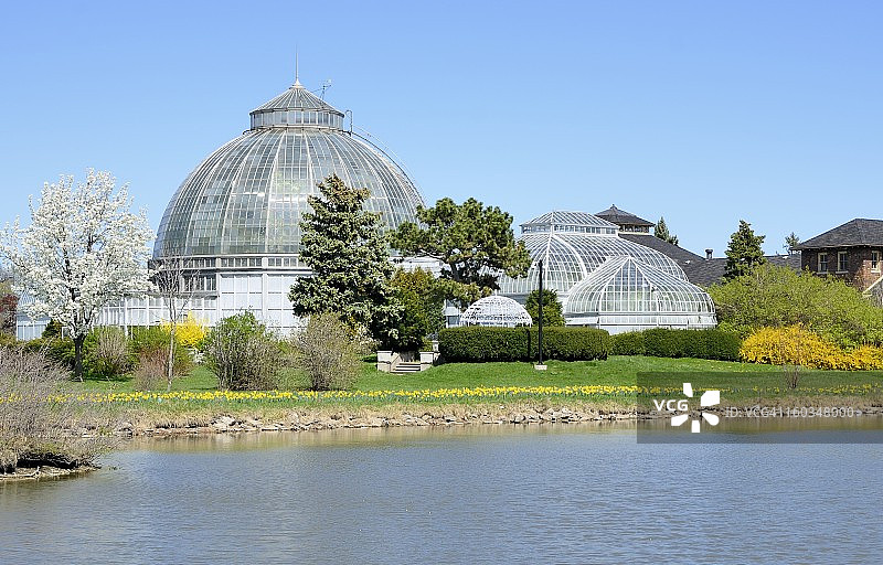蓝天下的美丽岛温室建筑图片素材