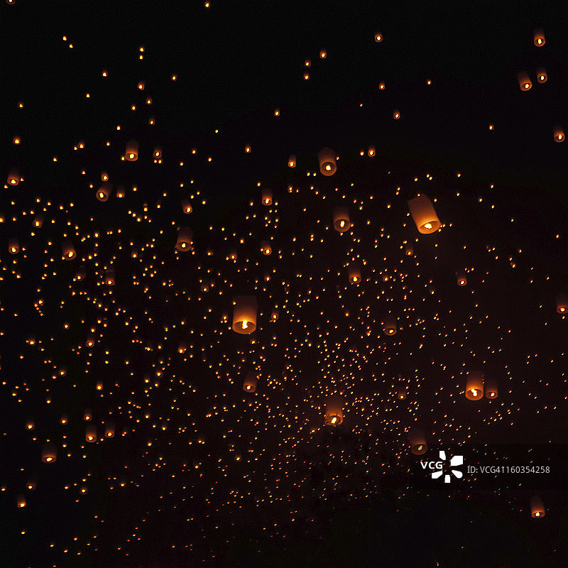 水灯节大规模放天灯图片素材