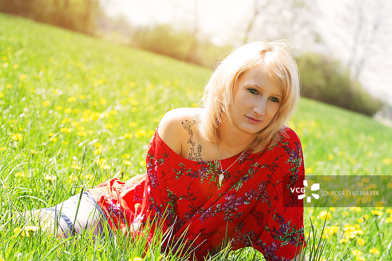 阳光明媚的一天图片素材