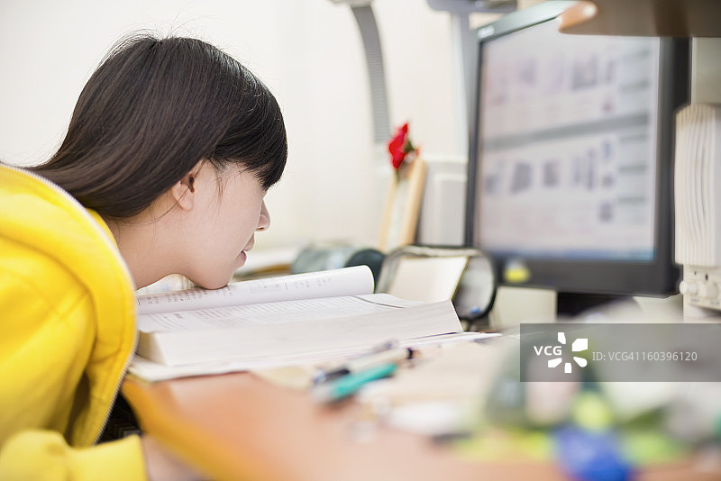 在书桌旁看书的少女图片素材