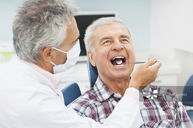 老年男人看牙医图片素材