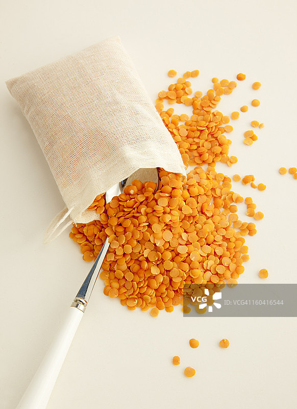 布袋里的红色 split 扁豆图片素材