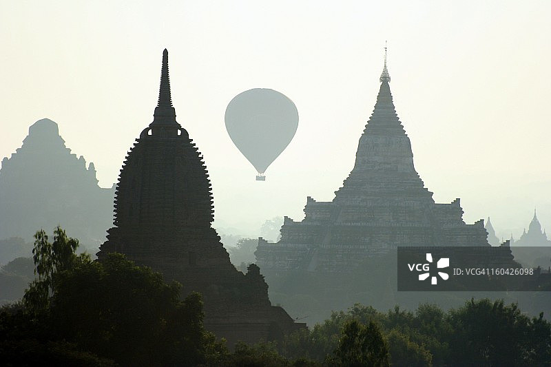 缅甸蒲甘上空的热气球图片素材