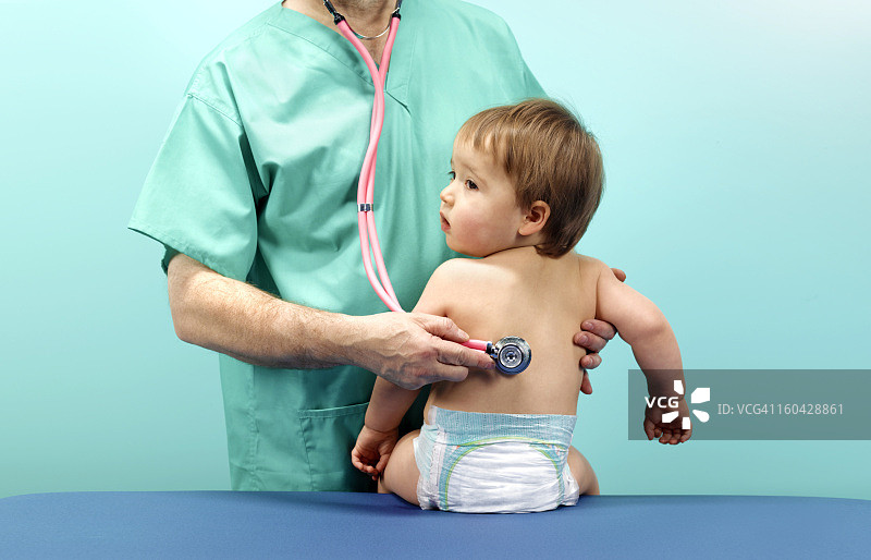 医生正在听患有感染的男孩图片素材