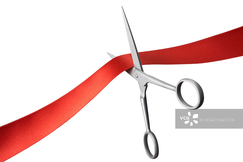 用剪刀剪断红色丝带图片素材
