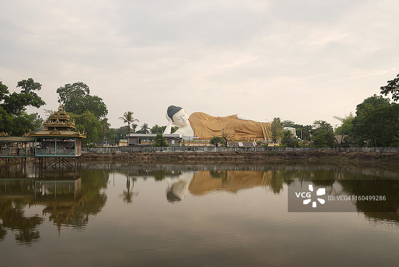 缅甸勃固的巨型卧佛像图片素材