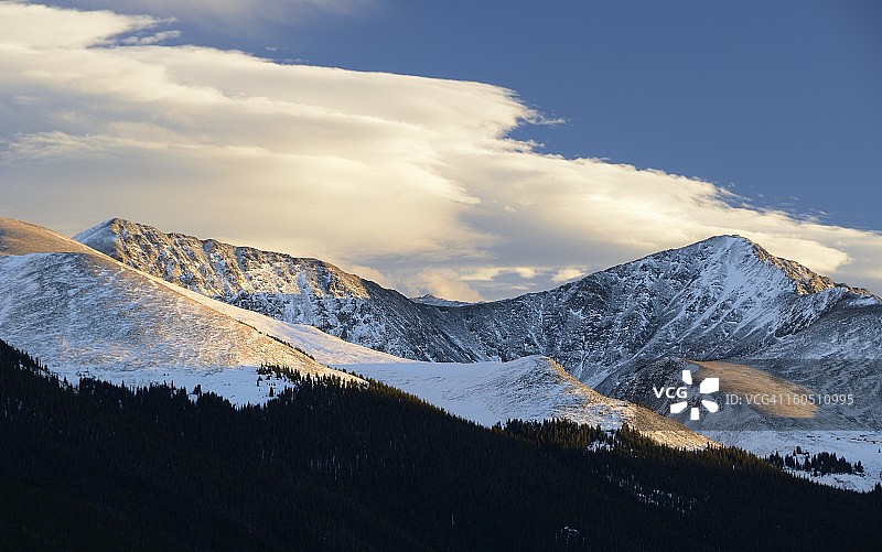 蓝色天空背景下的落基山脉雪景图片素材