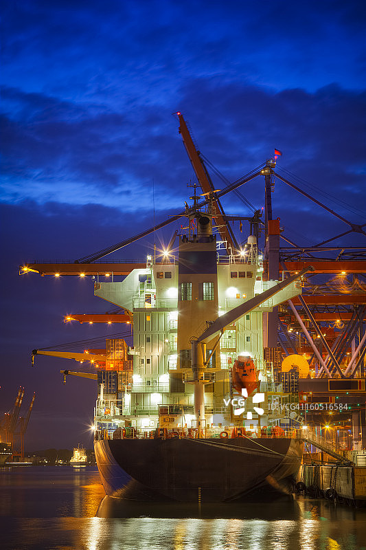 港口中的货船图片素材