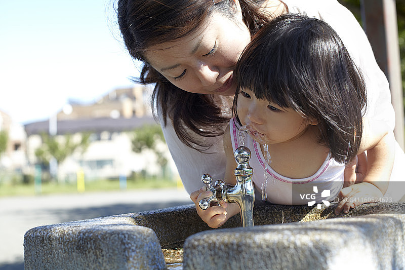 喝水的孩子图片素材