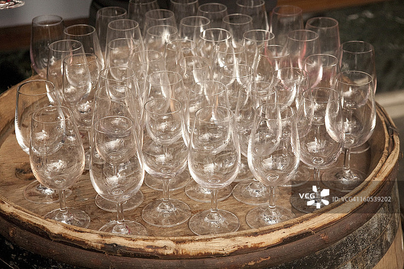 品酒会上的空酒杯图片素材