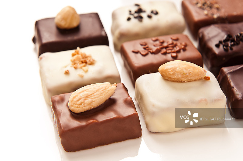 白色背景上手工制作的牛奶黑巧克力图片素材