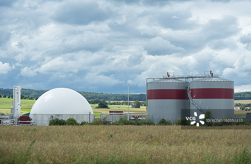乡村景观中的生物质能源发电厂，能源转型图片素材
