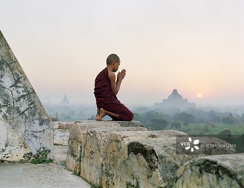 缅甸蒲甘，寺庙中祈祷的僧侣图片素材