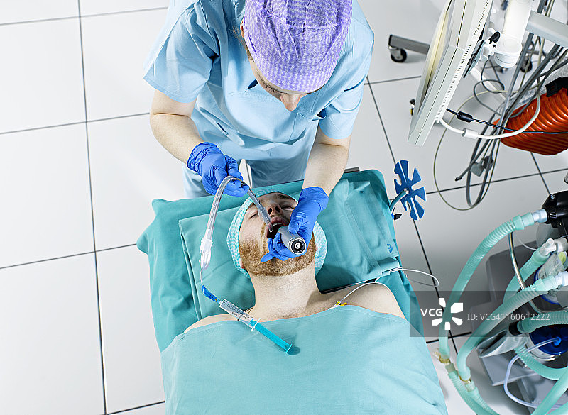 接受气管插管麻醉的年轻男人图片素材