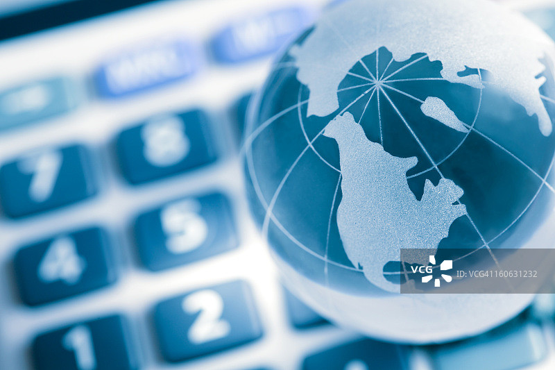 计算器上的地球仪和美国地图图片素材