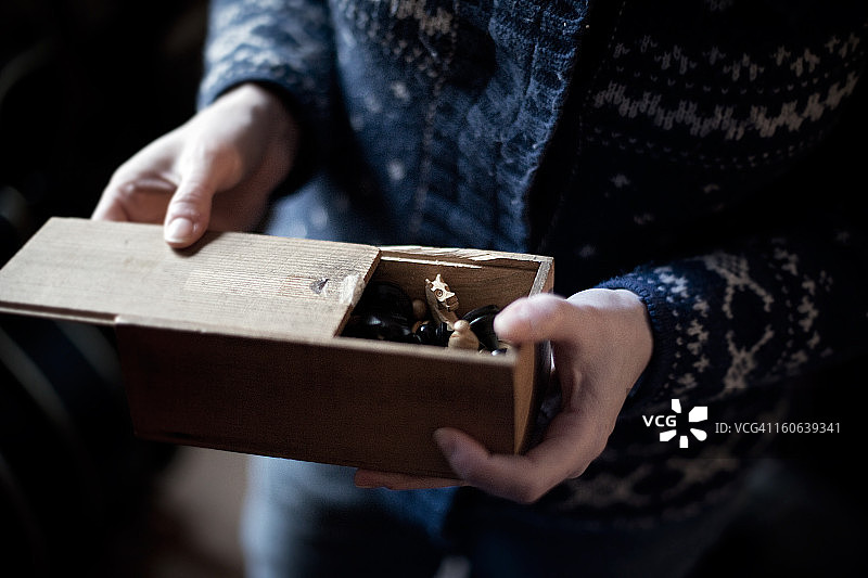 女人手中的旧棋盘图片素材
