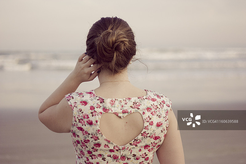 穿着心形连衣裙看海的女孩图片素材
