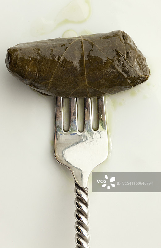 叉子上的多尔玛酿葡萄叶图片素材