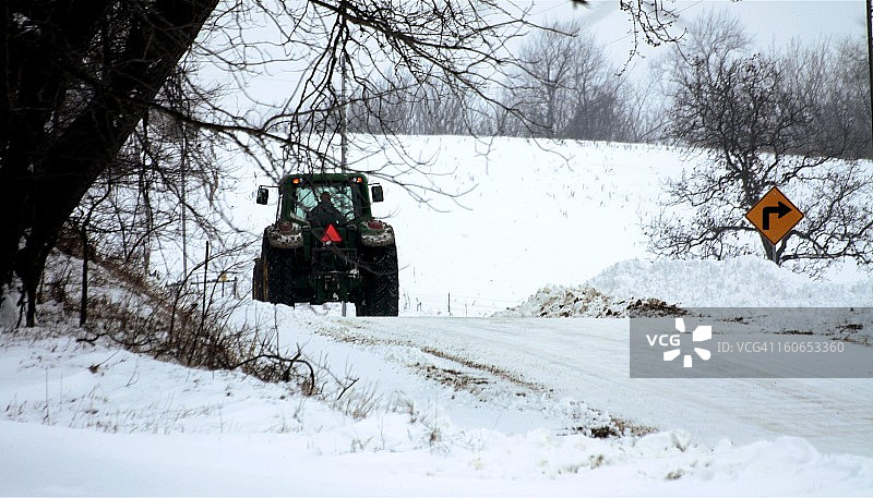 雪地里的拖拉机图片素材