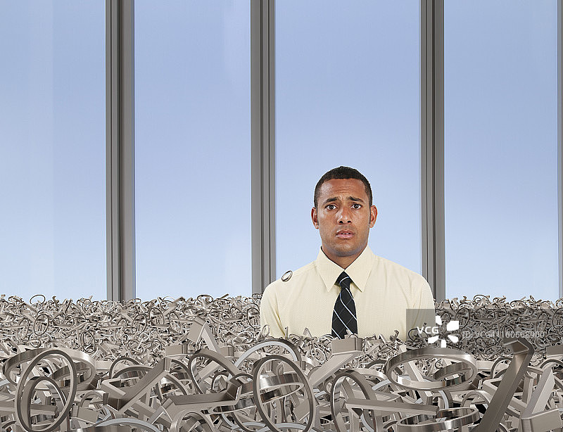 身上布满金属圆圈的混血商人图片素材