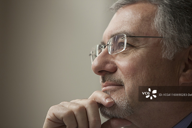 沉思的老年医生图片素材