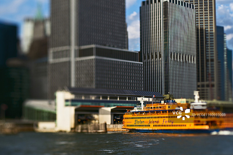 美国纽约史泰登岛渡轮驶入曼哈顿渡轮码头图片素材