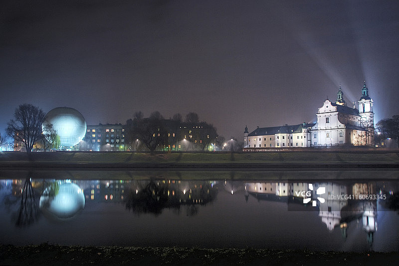 波兰克拉科夫夜景：维斯瓦河与斯卡尔卡保罗修道院图片素材