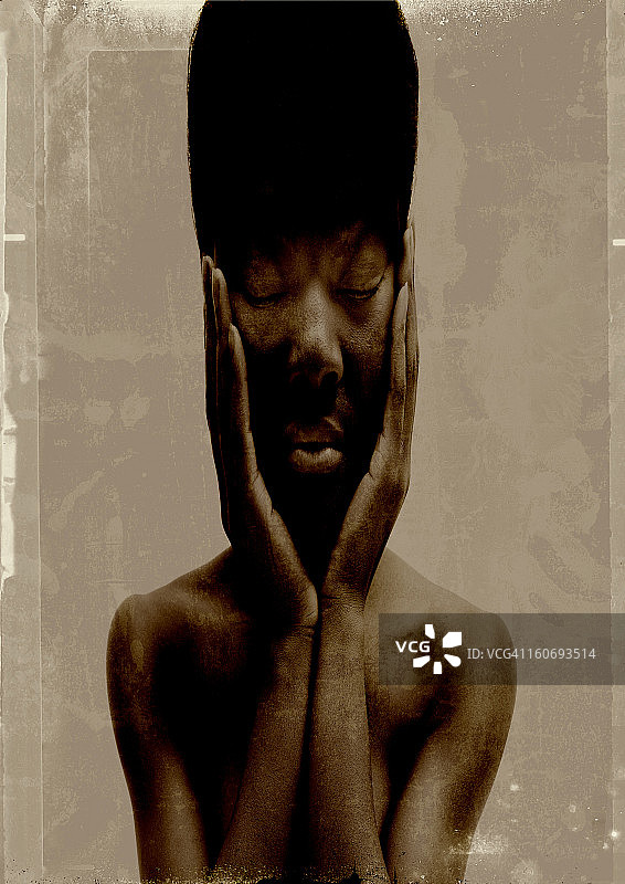 双手抱头的女人图片素材