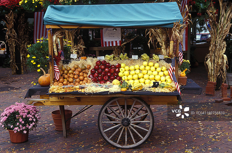 户外市场的水果车图片素材