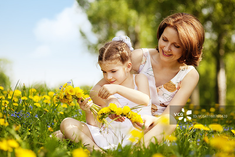 母女在公园里玩耍图片素材