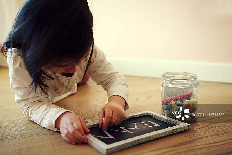 孩子在写字图片素材