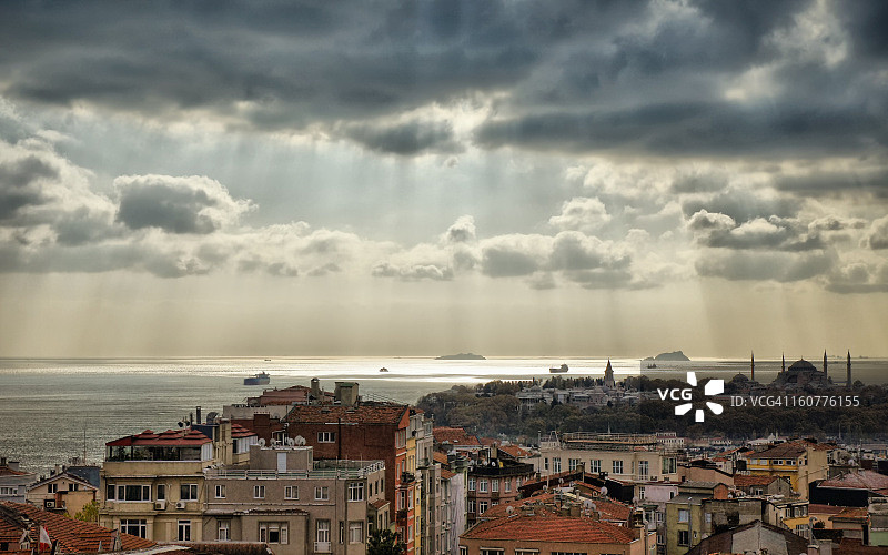 伊斯坦布尔博斯普鲁斯海峡的迷人光线图片素材