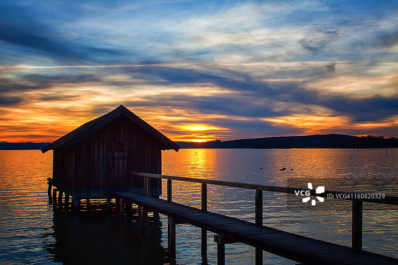 日落时分的船屋图片素材