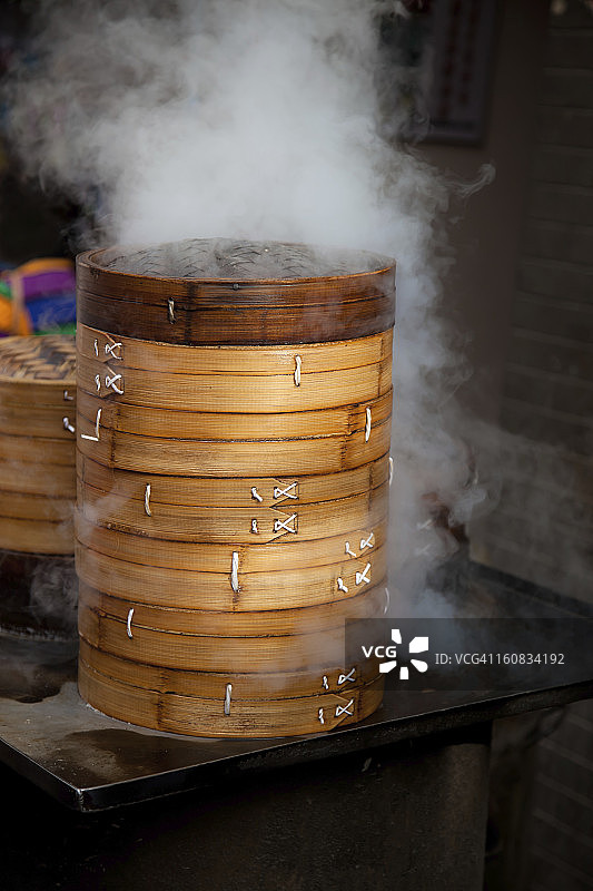 西安街头小吃店里的中国蒸饺笼屉图片素材