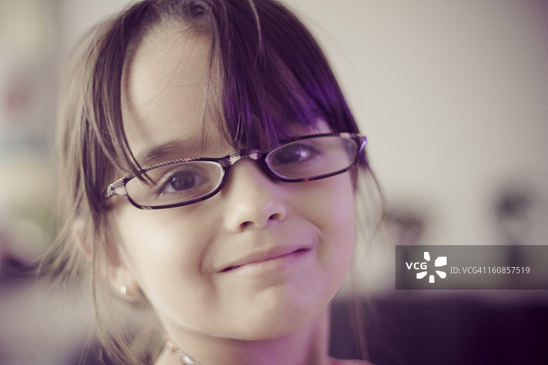 戴眼镜的女孩图片素材
