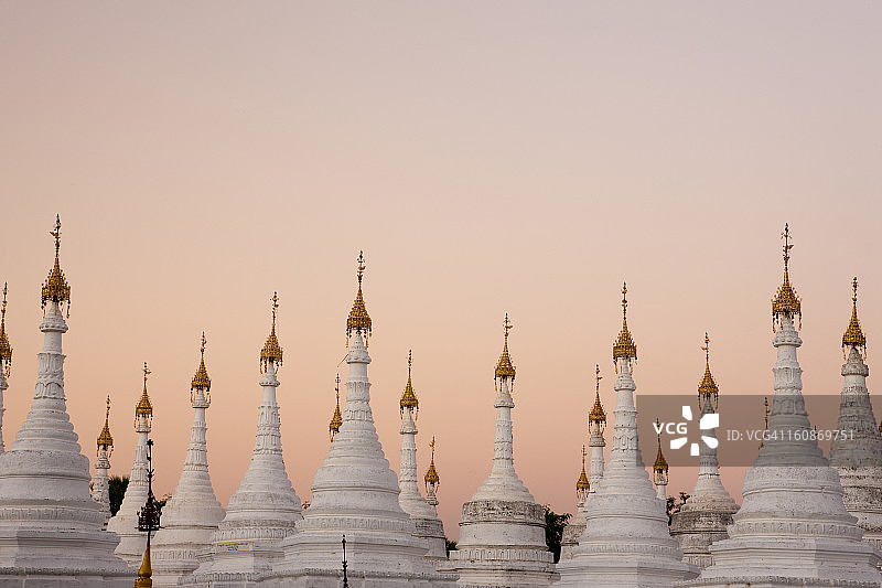 缅甸曼德勒固都陶佛塔的白色佛塔图片素材