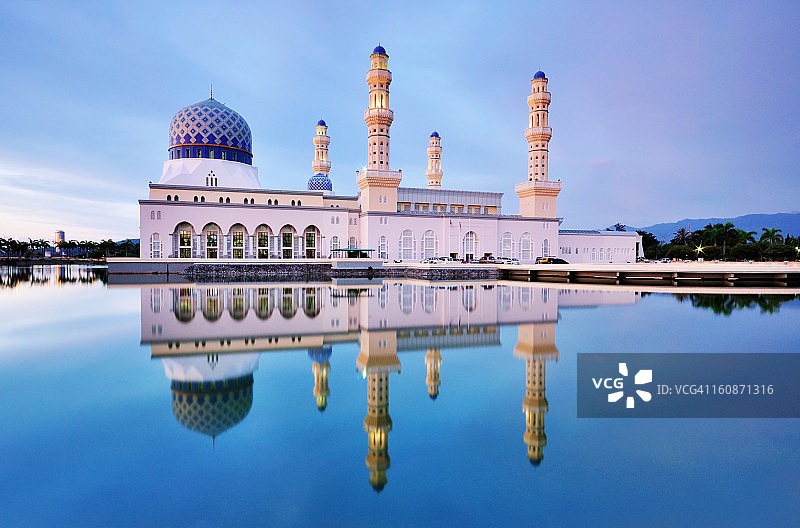 蓝色时刻清真寺倒影图片素材