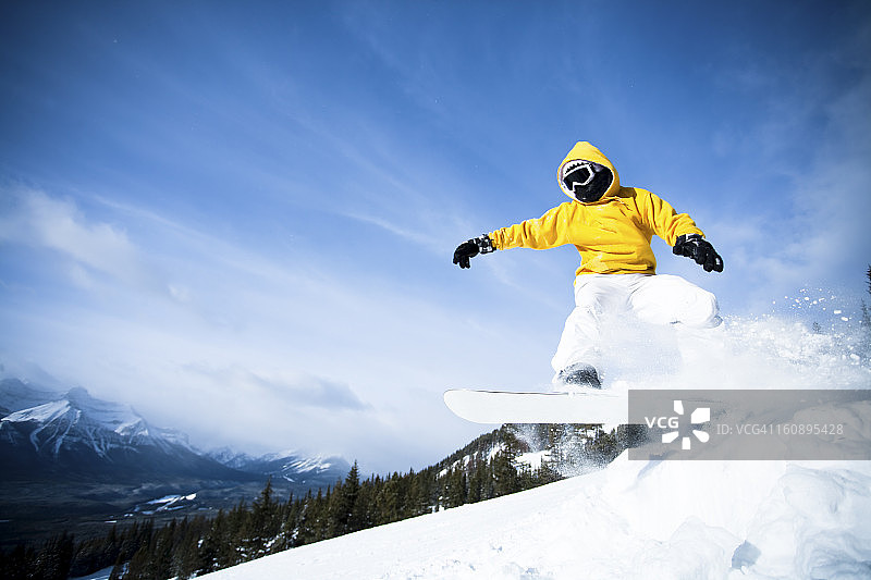 男人在山里滑雪图片素材