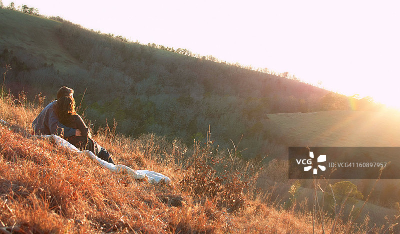 沐浴在爱与光芒中图片素材