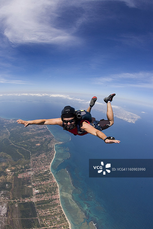 海滩上的跳伞者图片素材